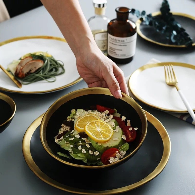 Assiette en Céramique Blanche avec Bordure Dorée